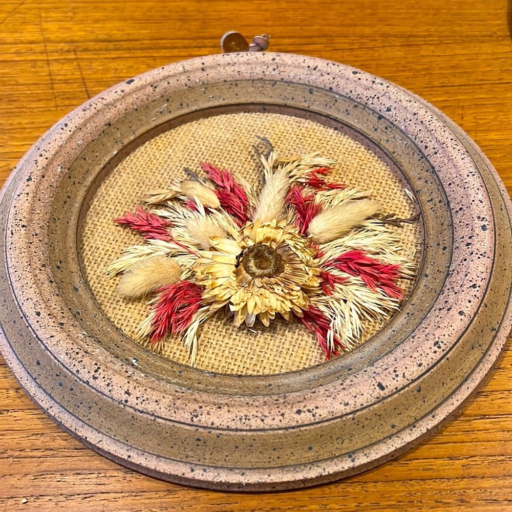 Wall hanging, handmade, pottery, ceramic plaque w/dry flower arrangement burlap - Picture 3 of 10